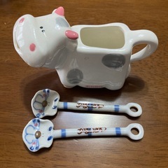 牛のミルク注ぎ＋猫のティースプーン