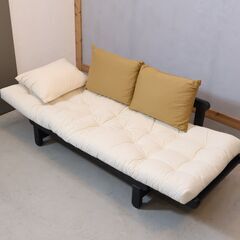 北欧デンマークのメーカーkarup(カーラップ)のパイン無垢材を使用したFuton2(フートン) カウチソファベッドです。 アームは可動式で2人掛けソファや来客時のベッドとしても活躍します♪の画像