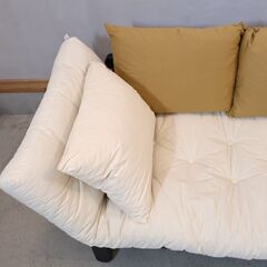 北欧デンマークのメーカーkarup(カーラップ)のパイン無垢材を使用したFuton2(フートン) カウチソファベッドです。 アームは可動式で2人掛けソファや来客時のベッドとしても活躍します♪の画像
