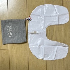 旅行BEAMSフード付き首クッション&足置きの画像