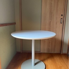 丸いテーブル