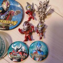 ⑧ウルトラマン　フィギュア　バッチセットの画像