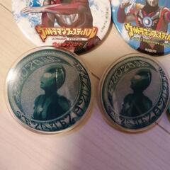 ⑧ウルトラマン　フィギュア　バッチセットの画像