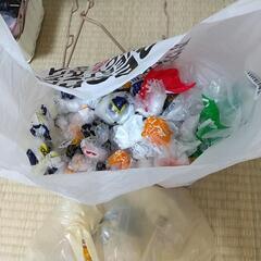 食パンの袋いっぱいあります。