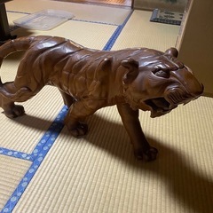 トラの木彫りの置き物