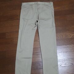 メンズのGUのパンツでサイズは30です。の画像