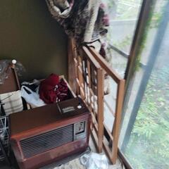 古いストーブラックキャビネット 物干し建具 テレビ古い掃除機の画像