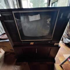 古いストーブラックキャビネット 物干し建具 テレビ古い掃除機の画像