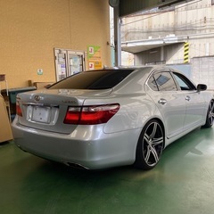H19年8月　レクサスLS460 実走行38550k シルバー　WALD21インチアルミ　エアサスコントローラー付きの画像