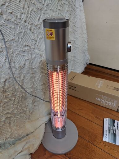 世田谷区近辺配送可能　美品　コイズミ KOIZUMI　KKS‐0681 2018年製 暖房器具 600W/300W 2段切り替え グラファイトヒーター遠赤外線 瞬間暖房　瞬間暖房 電気暖房