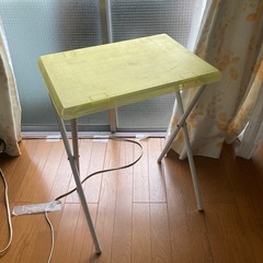 折りたたみ黄色テーブル