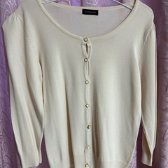 カーディガン　レディース　レーヨン65ナイロン35% Mサイズ　かわいいボタンの画像