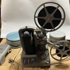 レトロ映写機とフィルム（中身未確認）