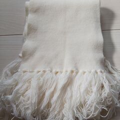 ニット　マフラー付き(マフラーにタグの穴が数ヶ所あり)の画像