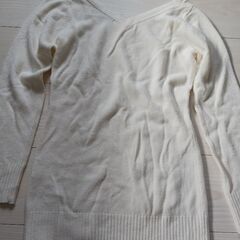 ニット　マフラー付き(マフラーにタグの穴が数ヶ所あり)の画像