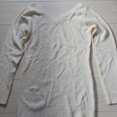 ニット　マフラー付き(マフラーにタグの穴が数ヶ所あり)の画像