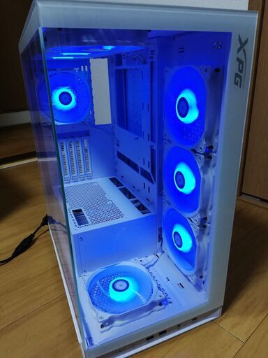 PCケース１つとフルカラーLEDファンが８枚　ピラーレス　２面ガラス　A-DATA XPG INVADER X