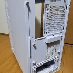 PCケース１つとフルカラーLEDファンが８枚　ピラーレス　２面ガラス　A-DATA XPG INVADER Xの画像