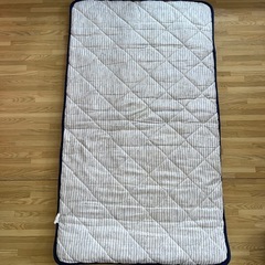少し汚れあり　フロアクッション　　寝具　自宅まで取りに来れる方のみ　ベビー　キッズの画像