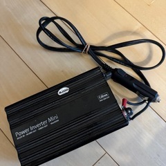 車の中で100V セルスターインバーターとジャンプケーブルのセット
の画像