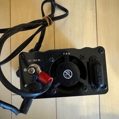 車の中で100V セルスターインバーターとジャンプケーブルのセット
の画像