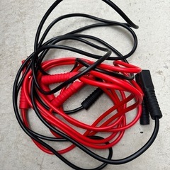 車の中で100V セルスターインバーターとジャンプケーブルのセット
の画像