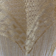 値下げしました！　ゴールドの三角ストールの画像