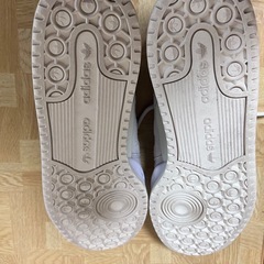 Adidas 靴の画像