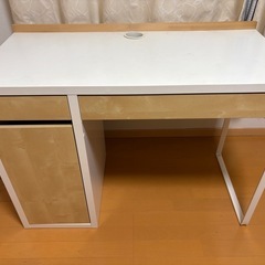 コンパクトな机