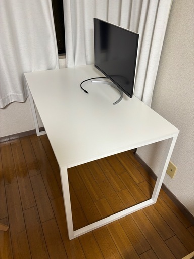 白いテーブル1600円！！