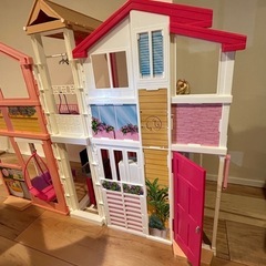 バービーピンクパスポート3階建てタウンハウスの画像