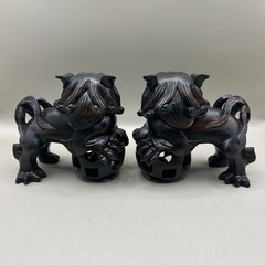 k1102612 昭和期 沖縄 黒檀一刀彫対シーサー像 獅子 透彫 魔除け 在銘品 手彫り 逸品 中古 現状品の画像