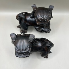k1102612 昭和期 沖縄 黒檀一刀彫対シーサー像 獅子 透彫 魔除け 在銘品 手彫り 逸品 中古 現状品の画像