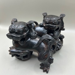 k1102612 昭和期 沖縄 黒檀一刀彫対シーサー像 獅子 透彫 魔除け 在銘品 手彫り 逸品 中古 現状品の画像