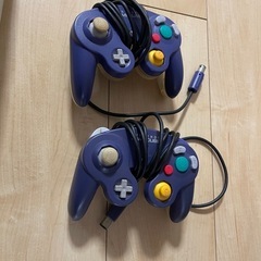 ps3本体とゲームキューブコントローラー2つの画像
