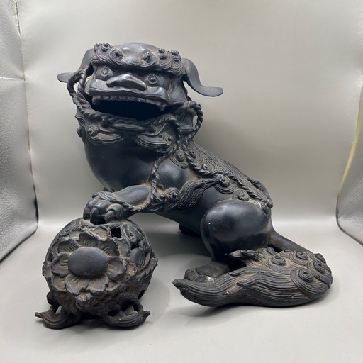 k1102613 時代 古銅玉獅子 中国美術 朝鮮 銅製 銅器 唐銅 置物 骨董品 美術品 古美術 時代品 古玩 明治時代 銅製 ブロンズ 獅子彫刻 状渡し 中古 現状品