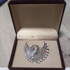 パールブローチ