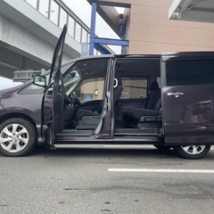 希少☆パノラミックルーフ・フリップダウンモニター付き☆月々1.2万円〜分割払い可❗️車検2年付き！大人気☆日産 セレナ ハイウェイスター☆8人乗り☆ナビ付き☆走行中DVD見れます☆ETC☆バックカメラ☆ドラレコ付きのフル装備☆両側電動スライドドア☆クルーズコントロール搭載☆ウィンカーミラー☆フル装備☆事故修復歴無し☆車内広々三列シート‼️の画像