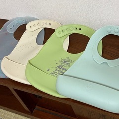 お食事エプロン　4枚セット　シリコンスタイ
