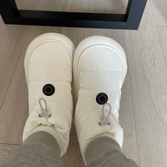 白　電気スリッパ 3段階温度調節 電気足温器 バッテリー付き 充電式 加熱スリッパ 防寒対策 自宅の画像