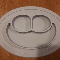 ezpzのハッピーマット、アプレレクールのお食事エプロンの画像