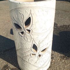 『残り２つ❗』陶器の傘立て ◇現在４つ有り 『玄関にいくつあっても便利❗』◐１つの値段 ☆サイズ約・高さ45前後 ・直径23前後の画像