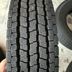 YOKOHAMAスタッドレス　14インチ　　の画像