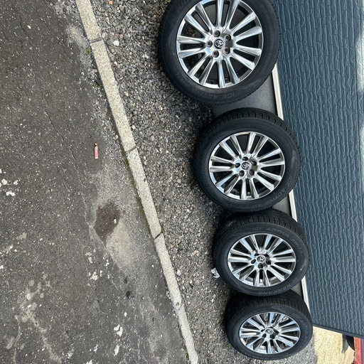 ほぼ新品スタッドレスタイヤ18インチ