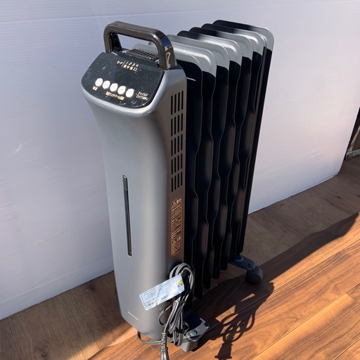2021年製　アイリスオーヤマ　ウェーブ型オイルヒーター　IWHD-1208M-B