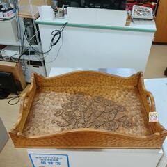 お盆✨大きいサイズ✨手彫り✨細工彫、野菊、木製【こちらは店舗です。浜村鹿野温泉ICから3分 買取本舗 宮本リサイクル 営業時間9～19時 定休日水曜のみ←連絡できませんm(_ _)m】の画像