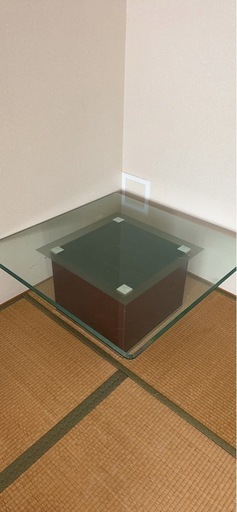 定価5万円の正方形ガラステーブル