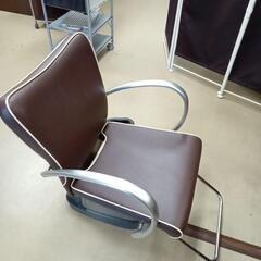 張り替えて未使用 美容室のカット椅子 電動 大広 の画像
