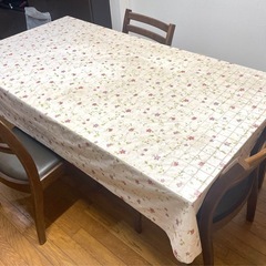 木製の食卓　4人〜8人程度まで