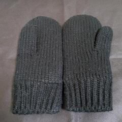 リアルファーポンポン付き 手袋 黒 ミトン 中側起毛  の画像